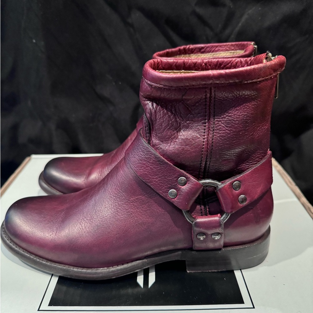FRYE Phillip Harness All Leather Short in Burnt Red